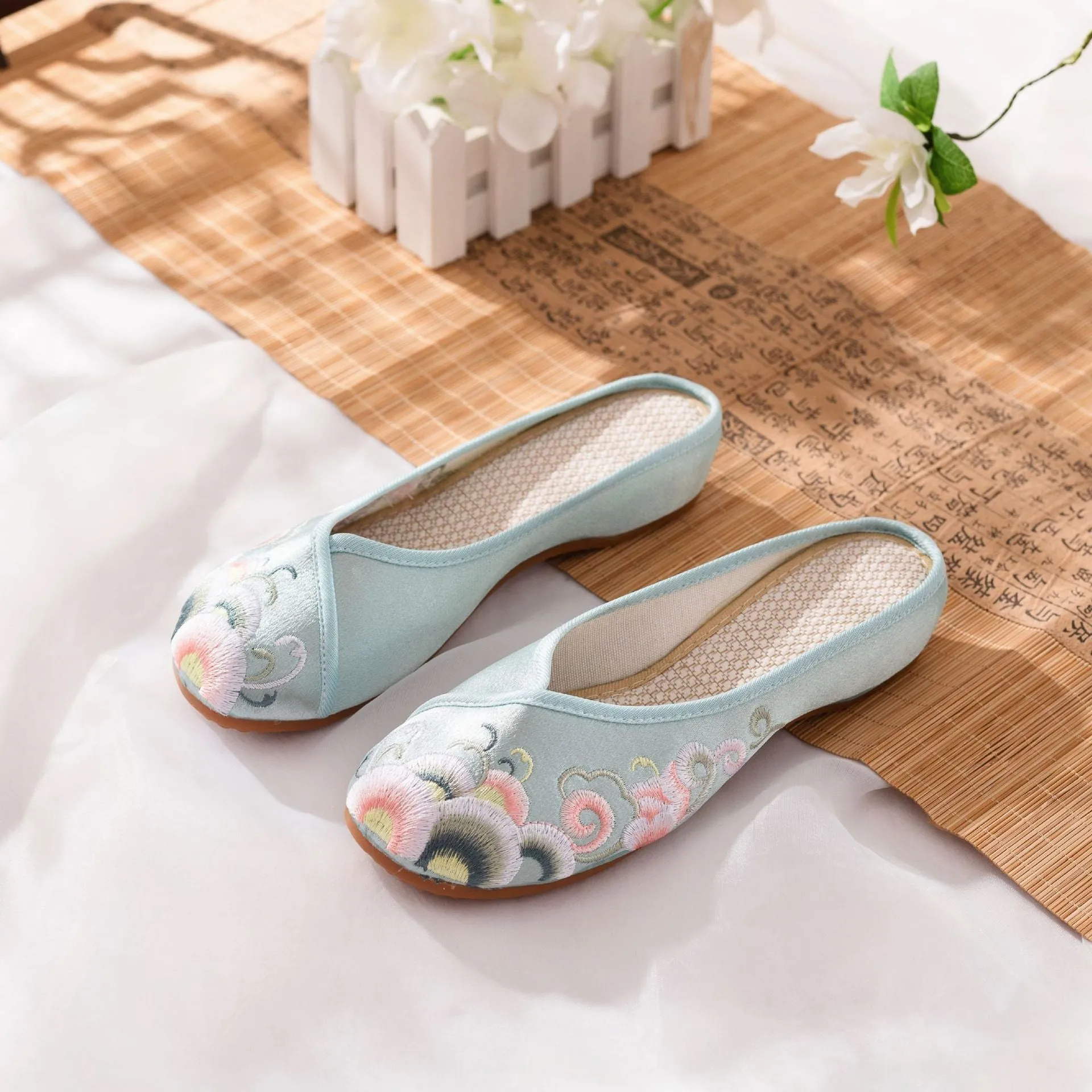 Women's Smooth Elegant Soft Bottom Embroidered Cloth Canvas Shoes