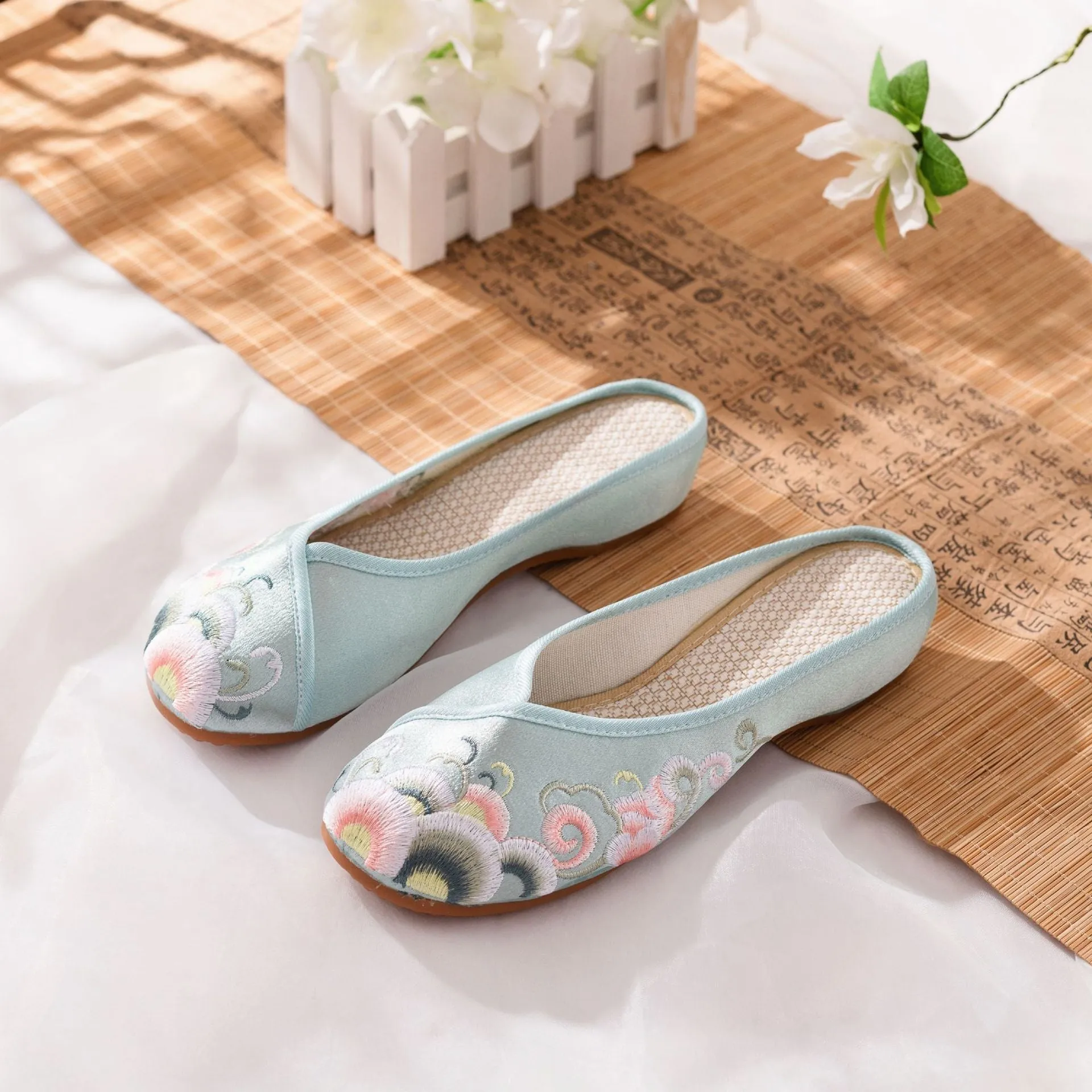 Women's Smooth Elegant Soft Bottom Embroidered Cloth Canvas Shoes