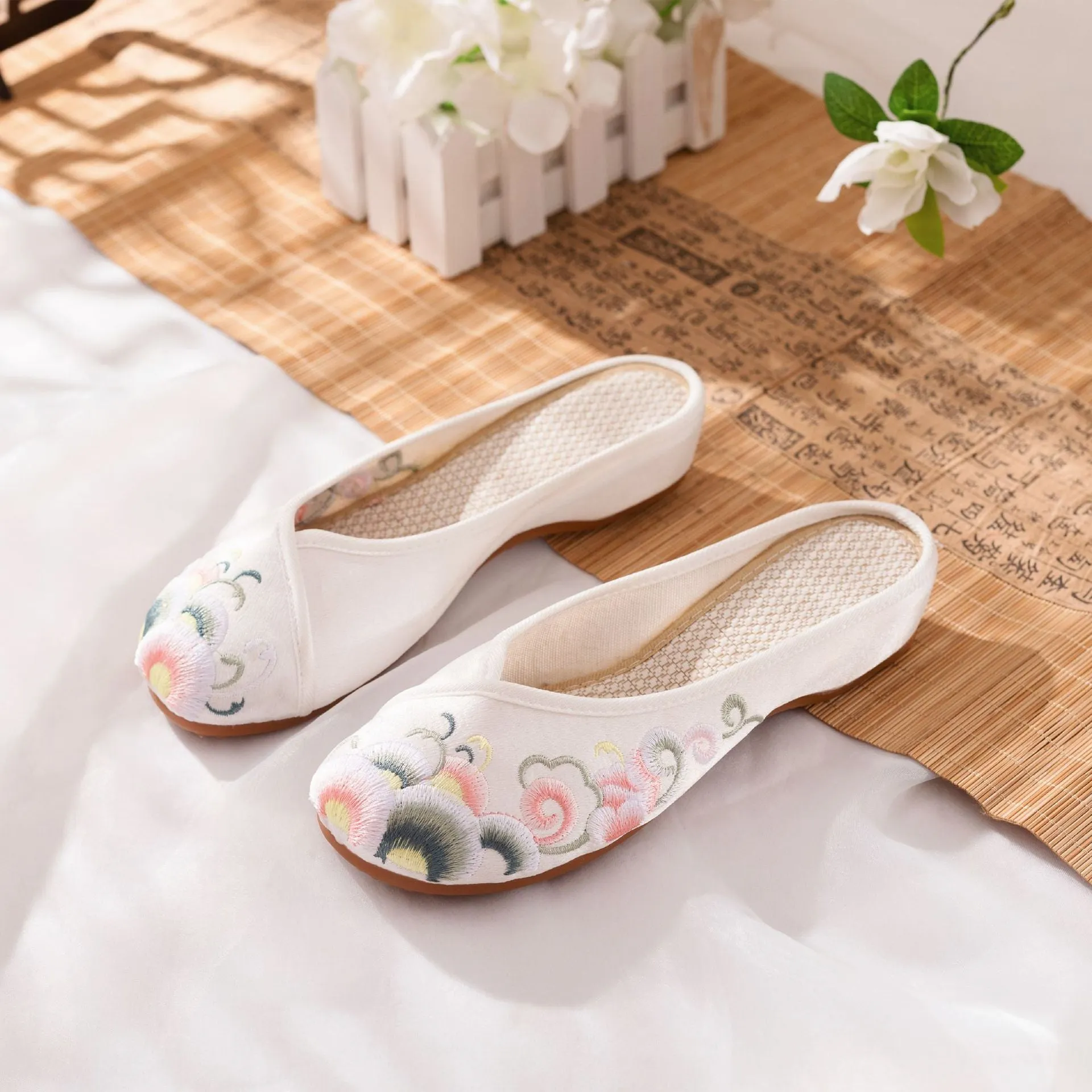 Women's Smooth Elegant Soft Bottom Embroidered Cloth Canvas Shoes